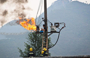 上一篇文章撸撸片在线电气为大家整理了“变压器起火的原因”，今天在说下变压器起火后的处理方法，电气火灾在没有切断电源的情况下切记不能用水施救哦！
