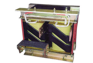 相信大家都知道变压器厂家是生产变压器的首要场所，变压器又是采用电磁感应的原理进行设计和加工制造的，变压器是不断地向外进行发射感应电流进行传达信号的。变压器之间也是靠传递这种感应电流进行感知的，由于感应电流也是一种电流，长期的传达的话也是有着必定的危害性的，所以说变压器之间的摆放距离不是随意的，而是应该保持一段距离的！由于场地有限不能把变压器之间摆的太远，也不能一个挨着一个摆的密密麻麻；这样出现火灾以及爆炸的可能性是比较大的，而且状况也是比较糟糕的！那究竟如何确定不同变压器之间的摆放距离呢?撸撸片在线撸撸在线视频厂家为你解读如下：