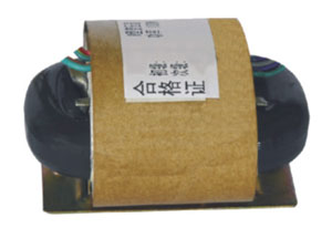 对于“变压器”大家都不陌生，在高中物理中撸撸片在线都学过。变压器就是通过线圈来实现电压得大小转化，原理就是电磁感应原理。但是当时撸撸片在线书中所学的变压器是一种理想条件下的变压器，这种状态下的变压器是没有电能的损失的，但是理想终归还是理想，现实生活中这种情况是不存在的，是有能量损失的。今天撸撸片在线就给大家讲一下R形变压器，希望大家能够对于变压器的理解更深刻一点。