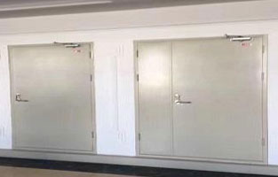  配电室防火门要求及规范：一般要求是，门向外开，相邻房间应能双向开启或者向低压方向开启。这个要求可不能忽视的哦。下面撸撸在线视频厂家撸撸片在线电气再跟你好好聊下这个话题：